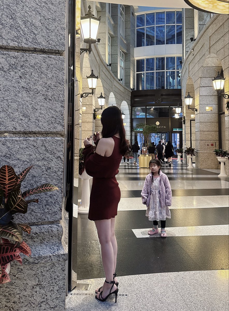 聖誕走走🎄
為什麼經過的妹妹要一直盯著我😳？？ https://t.co/t4NiQbV87h