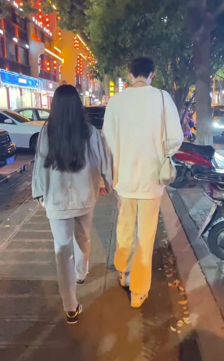 兄弟们，我最近遇到个事儿，我想问问大家🙏
我简单描述一下，就是我和一对情侣经常活动，一来二去的呢，也就很熟悉了，他女友也经常单独来找我，男的也很放心，经常就让我们单约。
但是他俩因为性格原因经常会吵架，他俩吵架的时候，这女的也会来找我，男的也知道，给我发消息说没事儿，让我该咋咋，我也就习惯了。
不过这次不一样，这次他俩是吵的很厉害，真分手了，然后女的昨天又来找我了，不过我昨天是不知道他俩这次这么严重的，我今天问她什么时候回去的时候，她说不回去了，我才知道他俩这次的事儿，好像是因为彩礼还是啥的，具体不是特别清楚。
然后我就给男的发消息，结果我发现男的不回我消息，过一会儿我再发直接给我拉黑了。
我懵了啊，这我真不知道咋整了，然后我让女的给他打电话，她也不愿意打，现在就在我家了。
我不介意家里多个人啊，但是这样我觉得不好啊，总觉得很别扭啊，我想安慰安慰她，她也听不进去，也哄不好，刚才吃完中午饭之后她强行给我做，我一边操她，她一边哭，这都啥事儿啊...我也不知道现在咋整了。