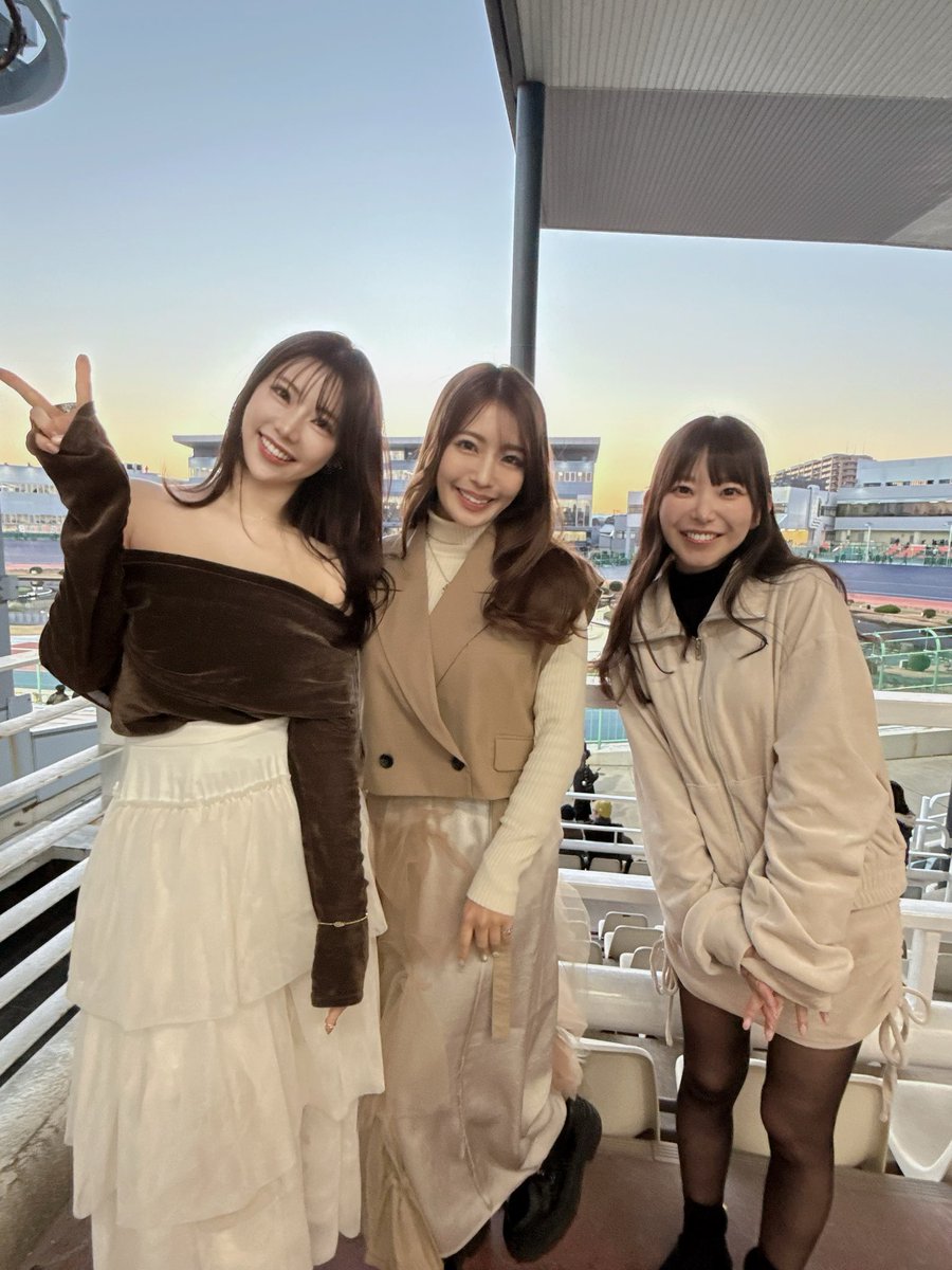 KEIRINグランプリシリーズ イベントありがとうございました🙂‍↕️ʾʾ
生で見るレースのスピード感と迫力に大感動🚲💨
久しぶりにりなちゃんとまりちゅうと会えて嬉しかった💗
応援してくれた皆さんにも感謝です♡ʾʾ https://t.co/tEGzd19M7r