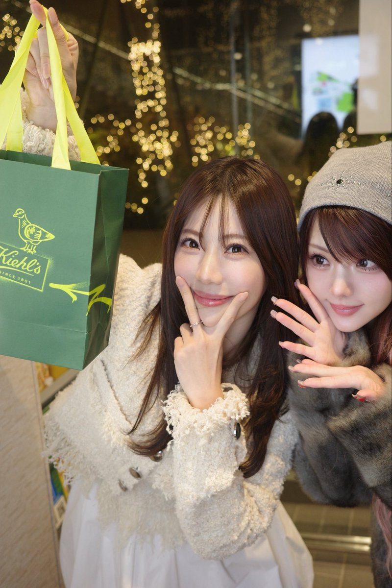 載せるタイミングが少し遅くなっちゃったけど🫩🎄

せっかくたくさん写真を撮ったし今年のうちに載せます☻︎

ポーズ迷走してプライベートでしないおふざけ多め。笑

そして、プレゼントまでいただいちゃいました💝

嬉しすぎる…
れーなちゃんありがとうございます◡̈

どの写真が好きだった？
何枚目がお気に入りか教えてね⭑.ᐟ