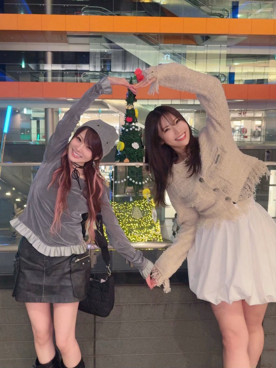 載せるタイミングが少し遅くなっちゃったけど🫩🎄

せっかくたくさん写真を撮ったし今年のうちに載せます☻︎

ポーズ迷走してプライベートでしないおふざけ多め。笑

そして、プレゼントまでいただいちゃいました💝

嬉しすぎる…
れーなちゃんありがとうございます◡̈

どの写真が好きだった？
何枚目がお気に入りか教えてね⭑.ᐟ