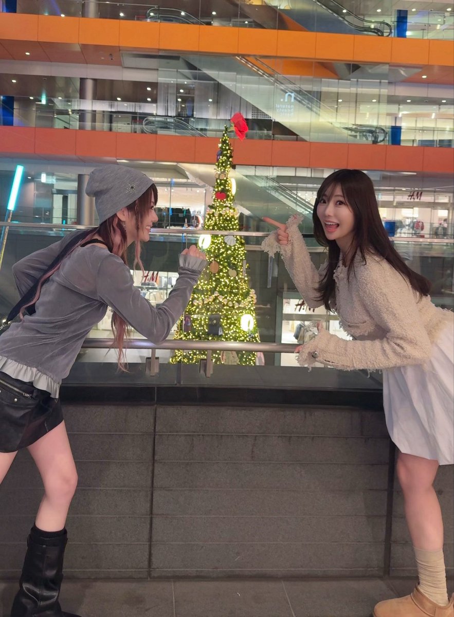 載せるタイミングが少し遅くなっちゃったけど🫩🎄

せっかくたくさん写真を撮ったし今年のうちに載せます☻︎

ポーズ迷走してプライベートでしないおふざけ多め。笑

そして、プレゼントまでいただいちゃいました💝

嬉しすぎる…
れーなちゃんありがとうございます◡̈

どの写真が好きだった？
何枚目がお気に入りか教えてね⭑.ᐟ