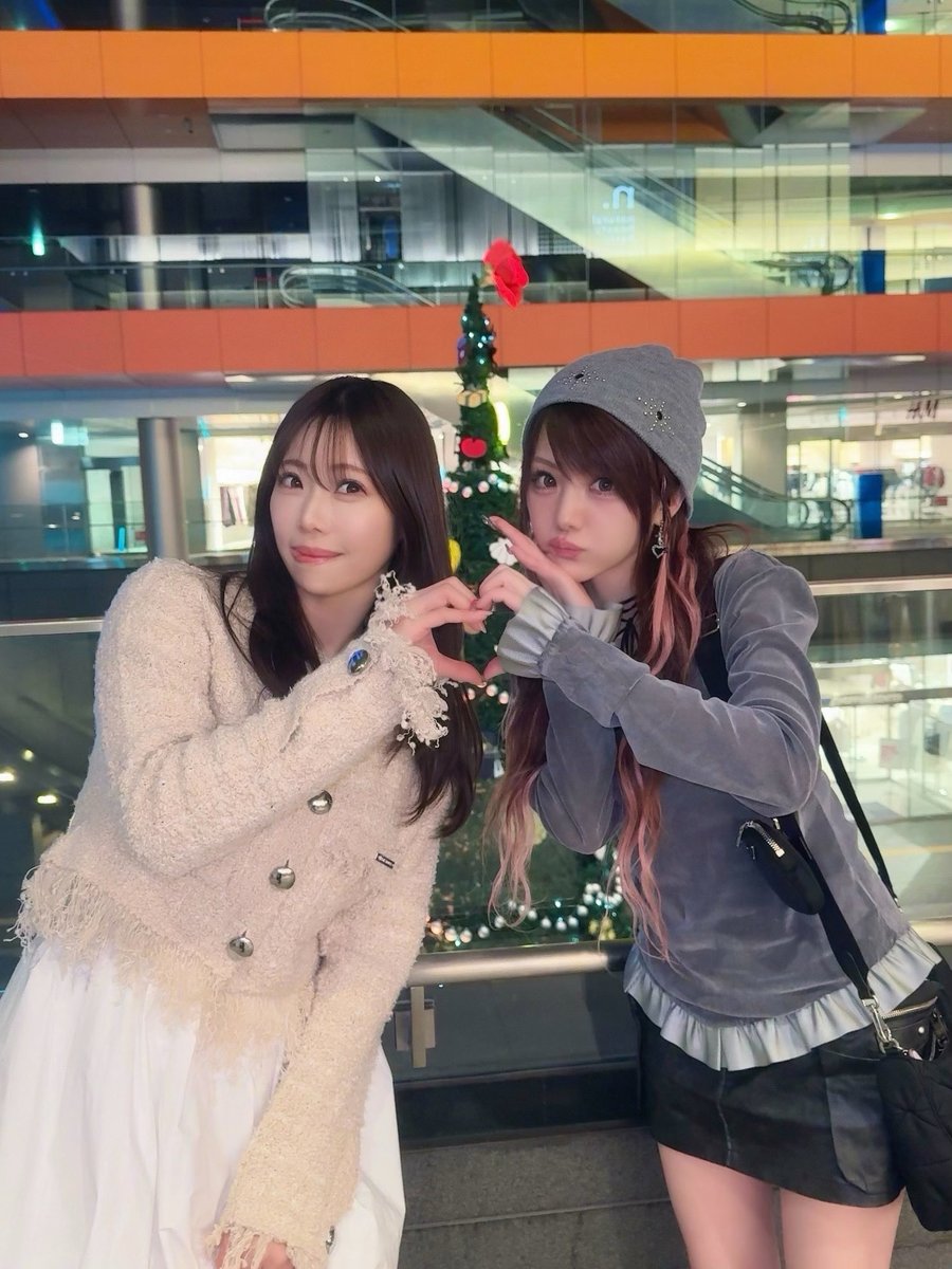 載せるタイミングが少し遅くなっちゃったけど🫩🎄

せっかくたくさん写真を撮ったし今年のうちに載せます☻︎

ポーズ迷走してプライベートでしないおふざけ多め。笑

そして、プレゼントまでいただいちゃいました💝

嬉しすぎる…
れーなちゃんありがとうございます◡̈

どの写真が好きだった？
何枚目がお気に入りか教えてね⭑.ᐟ