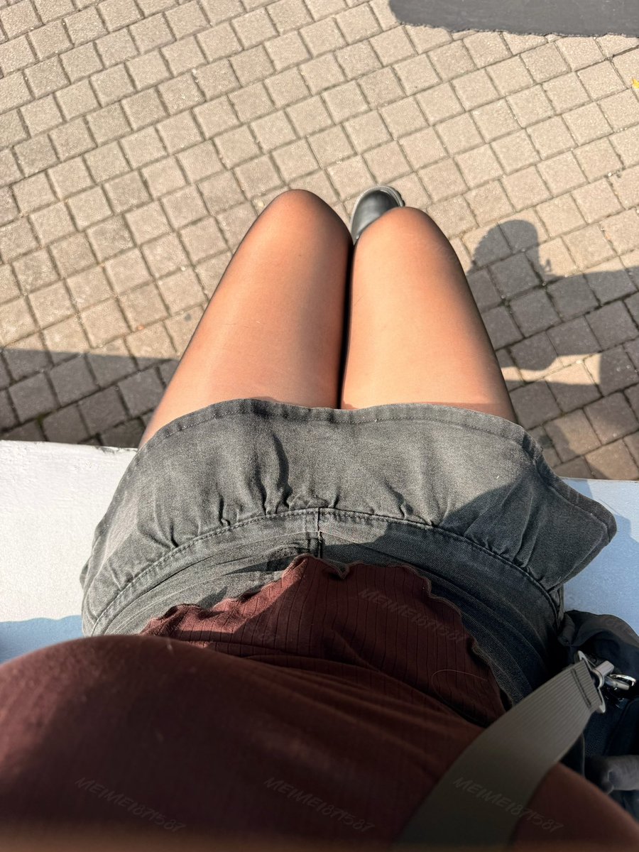 真的很喜歡穿短裙坐在矮牆上晃晃腳 
很像小朋友 ˶•̀д•́˶ https://t.co/Lrj0Wns0IX