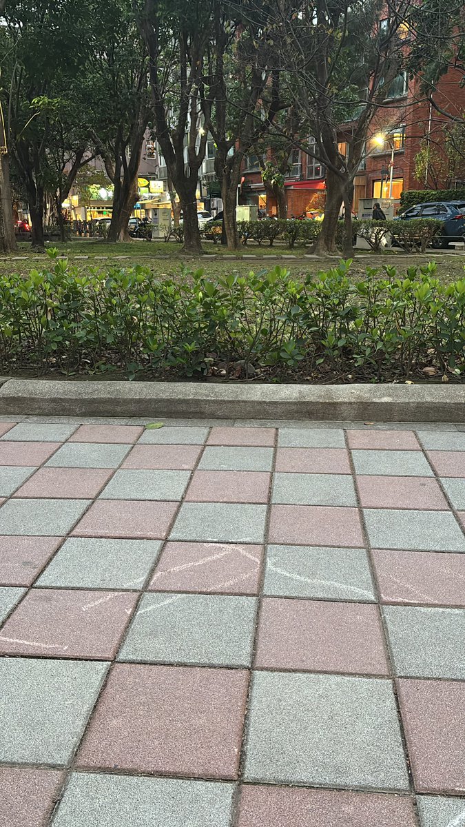我坐在路邊的公園發呆 https://t.co/c3FV3xoidk