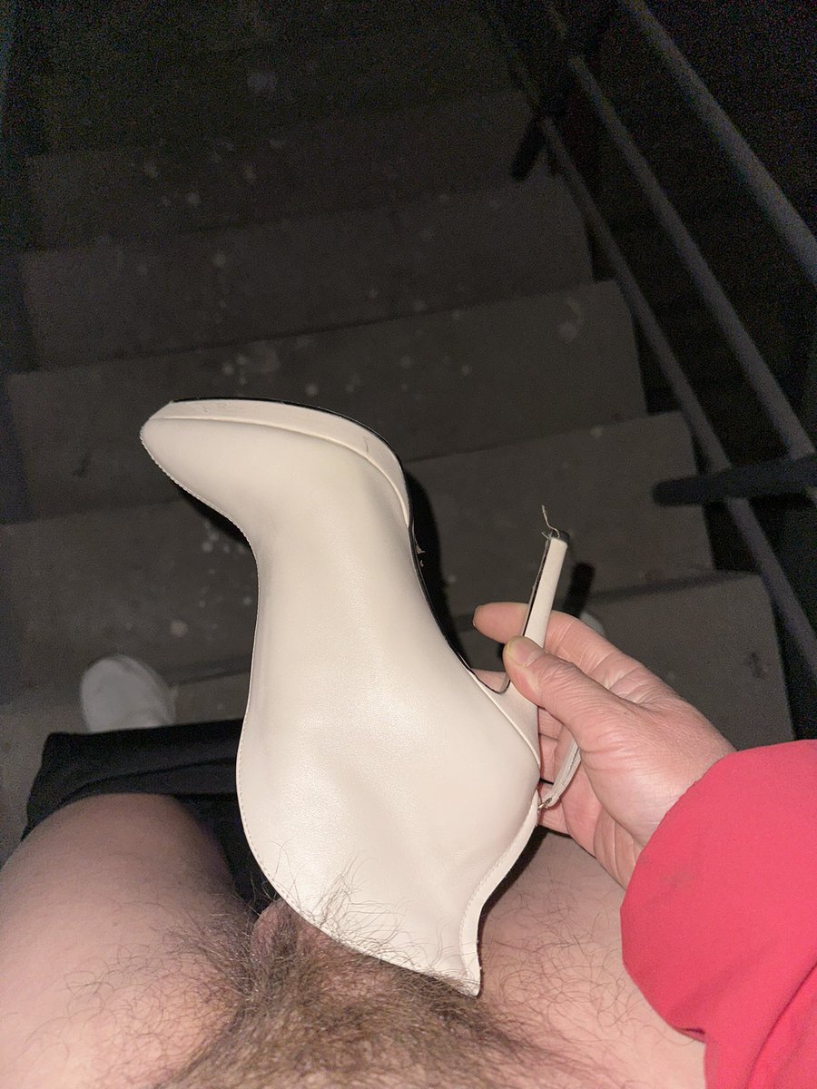 恨天高裸色短靴👢，能驾驭这个高度的都是很骚气又时尚的美逼美人痞子骚货。 https://t.co/23fB35s3F4