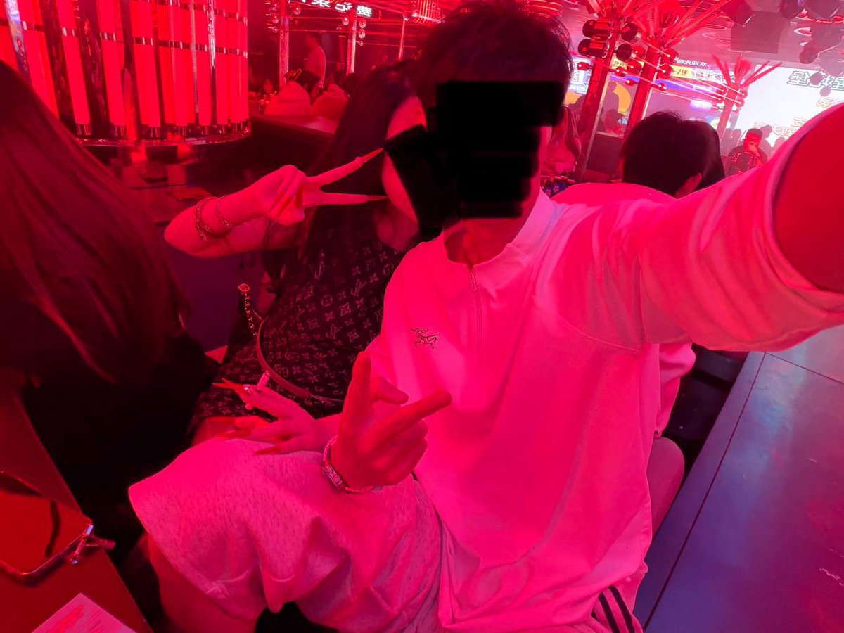 新年快乐兄弟们！新的一年，我没啥大愿望，就希望屏幕前的每一位兄弟，都能健健康康、顺顺利利，少点烦心事，最后祝愿兄弟们多操女人少操心。2026🎉越来越好！ https://t.co/m6qc1QOdj8