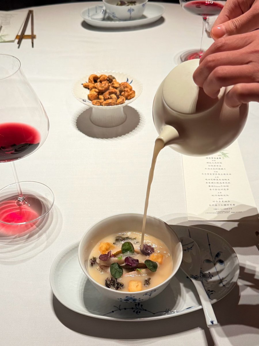 慢慢吃饭，慢慢喝酒。
世界再吵，今晚只想把这一口热汤和红酒喝完。 https://t.co/5zTHeS5Gbc