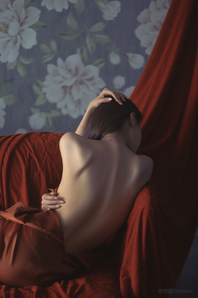 “脊背的剪影”

摄影：@kjtitanium_ 

#古典 https://t.co/eCWsDwKJx0