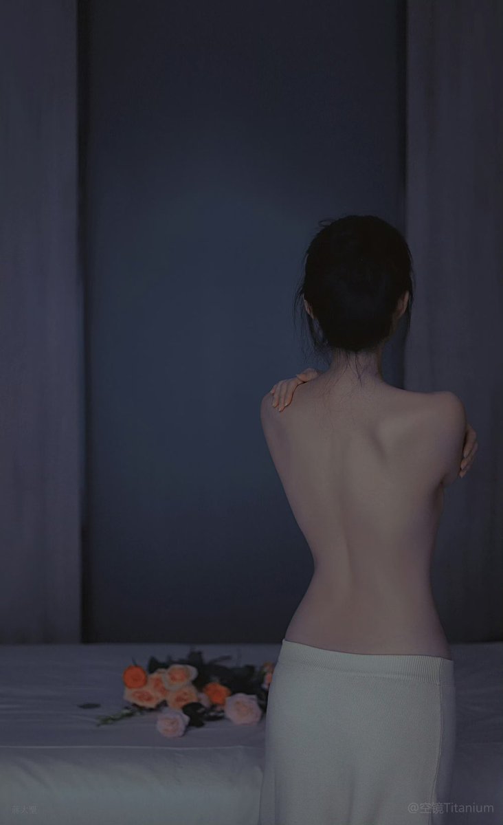 “脊背的剪影”

摄影：@kjtitanium_ 

#古典 https://t.co/eCWsDwKJx0