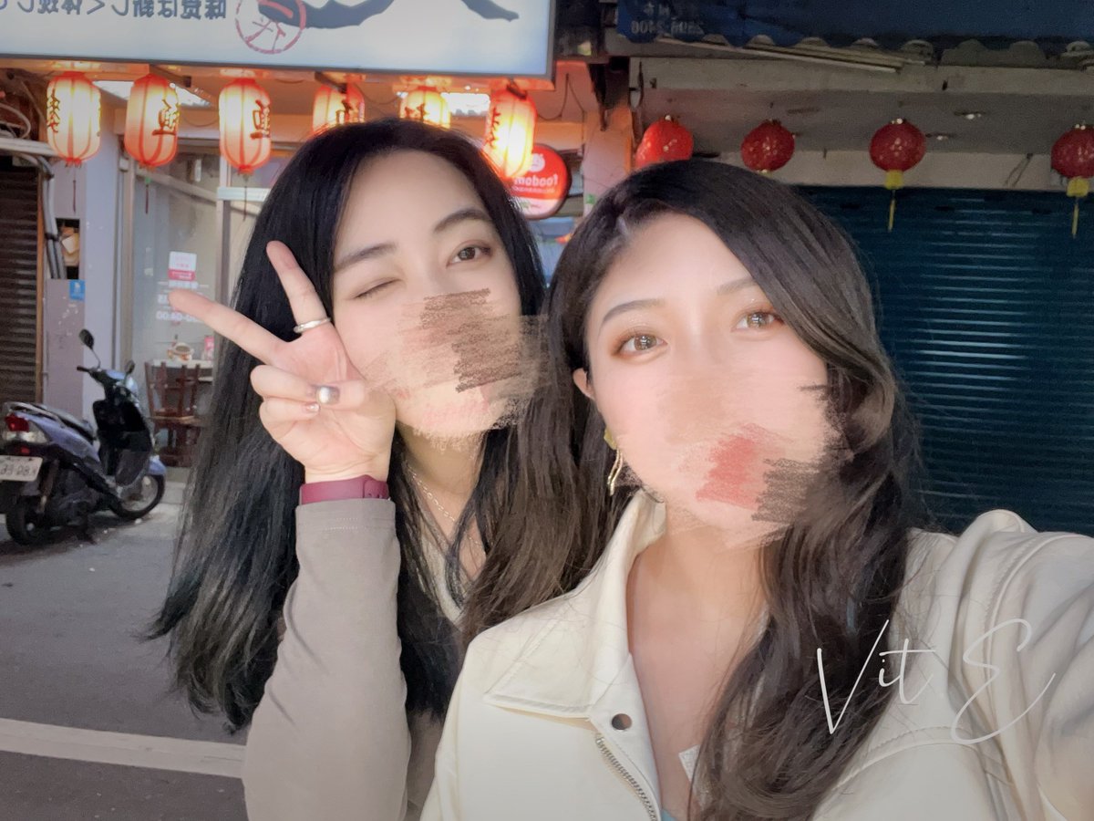 記錄一下今日達到酒量的人生巔峰：

一瓶白葡萄酒、9份shots（包含tequila, rum, gin, whiskey,52度高粱等純酒）、兩杯調酒（伯爵茶酒+長島）

我醒到不行的回到家…
然後 @XX_xoxo_xoxo 搖搖晃晃地被扛走（？

好喜歡這種因為新鮮與樂趣
而不是為了喝醉而喝醉的酒局
每個shot 我們都非常認真的品味✨ https://t.co/faXwTGPhsU