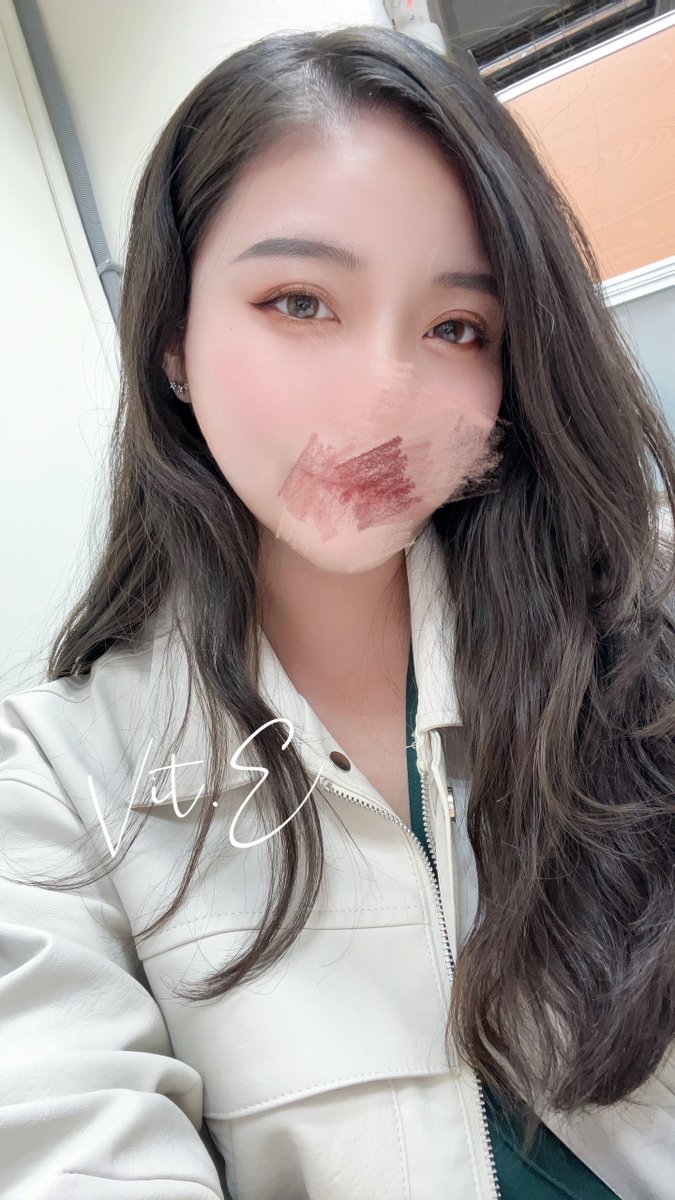 下班啦ヾ(*´∀｀*)ﾉ
這是我上了一天班但還是很有精神的樣子（？

#辦公室 

前幾天喉嚨還沒好就唱歌喝酒
現在燒聲到不行
還被同事嘲笑聽起來像鴨子🐣.. https://t.co/fAePnKwe8y