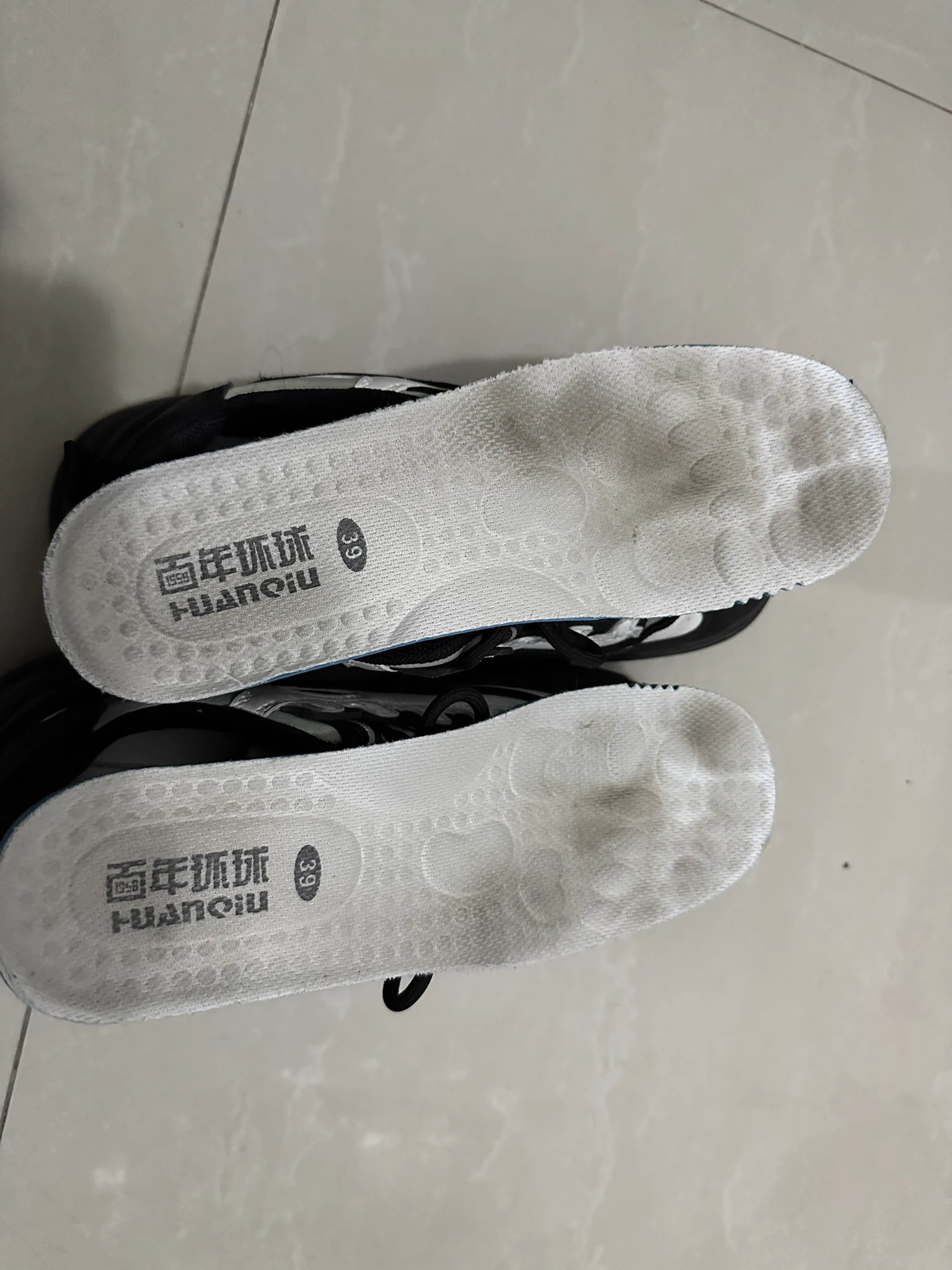 大脚妹子后续 蹲到了她本人，身材太好了，刚脱下来湿湿臭臭的鞋子让人欲罢不能， 零下七八度的天气还能出这么多汗，妥妥的反差汗脚。幸亏没有胶，刚把鞋放回去她就出门了，后怕🫠#扫楼 #原味鞋 #反差 https://t.co/Pc8nSOwyVy