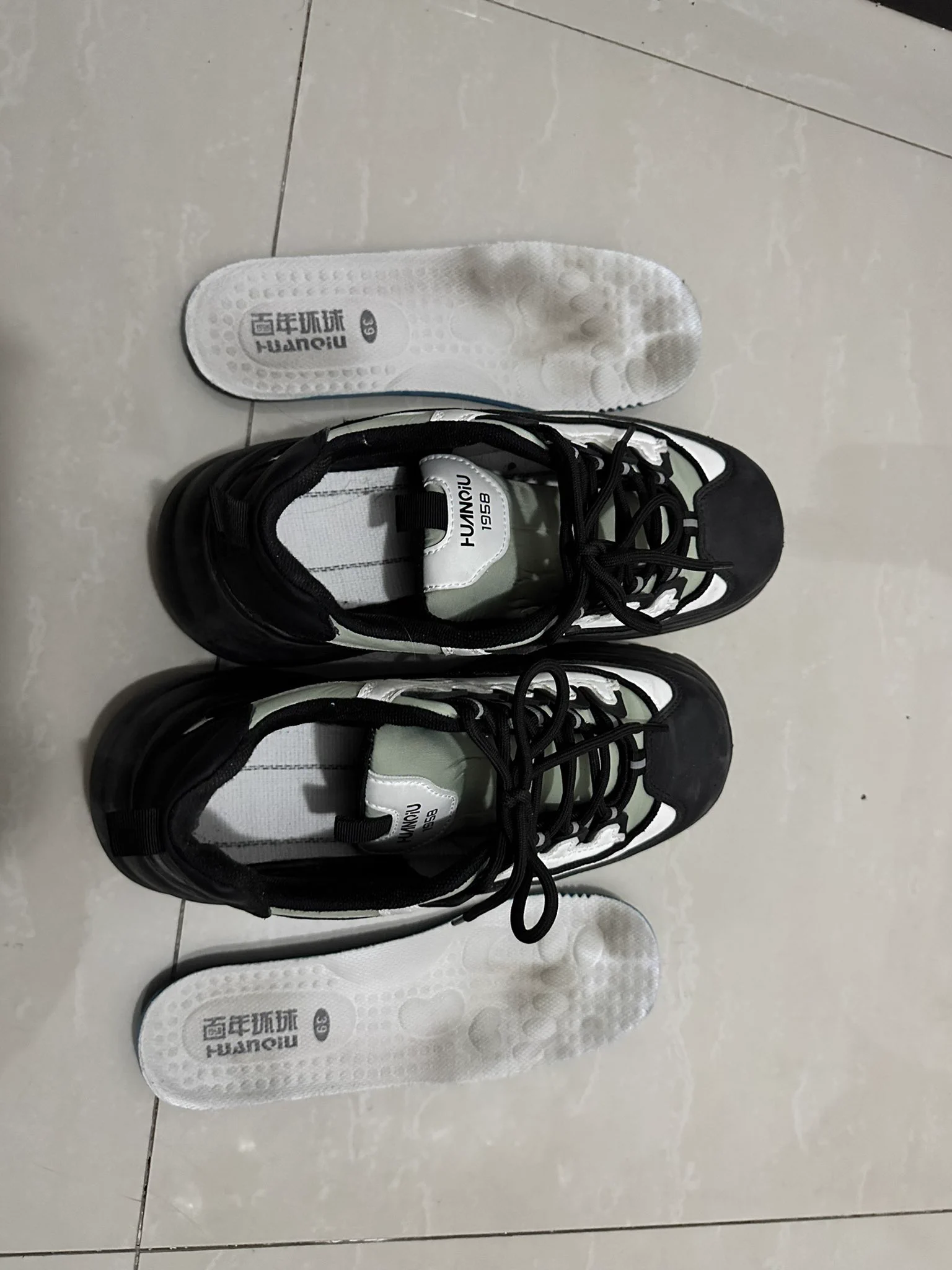 大脚妹子后续 蹲到了她本人，身材太好了，刚脱下来湿湿臭臭的鞋子让人欲罢不能， 零下七八度的天气还能出这么多汗，妥妥的反差汗脚。幸亏没有胶，刚把鞋放回去她就出门了，后怕🫠#扫楼 #原味鞋 #反差 https://t.co/Pc8nSOwyVy