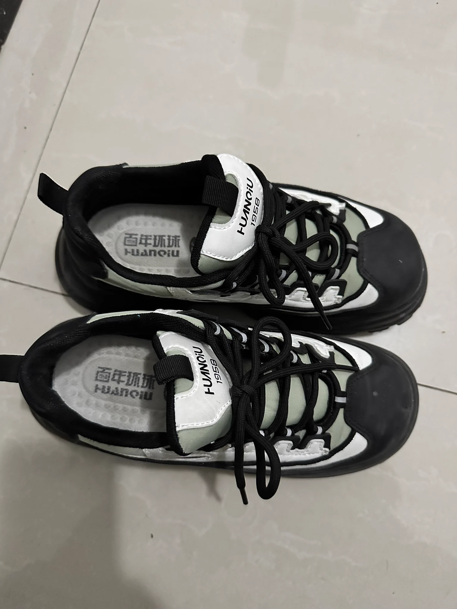 大脚妹子后续 蹲到了她本人，身材太好了，刚脱下来湿湿臭臭的鞋子让人欲罢不能， 零下七八度的天气还能出这么多汗，妥妥的反差汗脚。幸亏没有胶，刚把鞋放回去她就出门了，后怕🫠#扫楼 #原味鞋 #反差 https://t.co/Pc8nSOwyVy