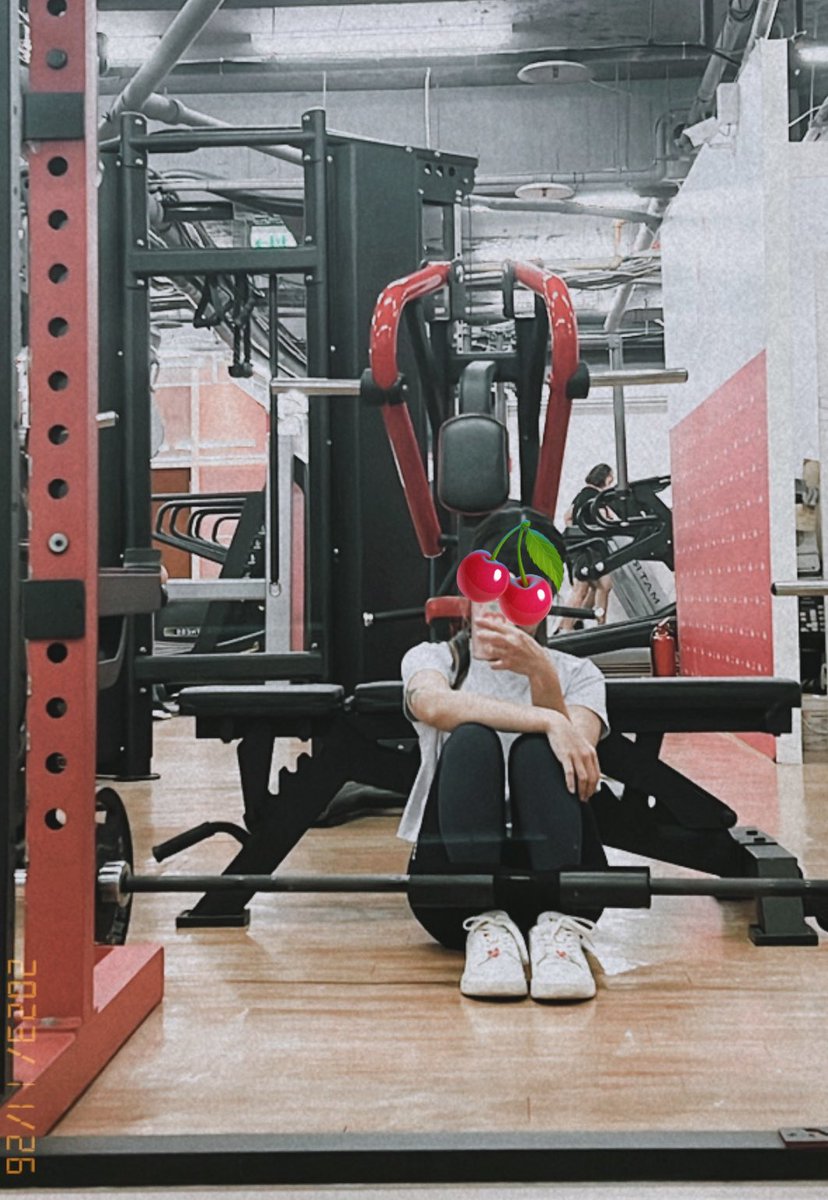 我真的好色
昨天跟打工認識大我幾歲的男生做愛了
去他家玩遊戲 聊天
聊到很開心他開始時不時打我身體、掐我脖子
然後他又很香
媽的害我愈來愈興奮⋯

我小聲說了一句 「其實這樣有點爽。」
就沒完沒了了🤕
-
開始前還問他：
出軌的感覺如何..？ https://t.co/ktwFDmnhmy