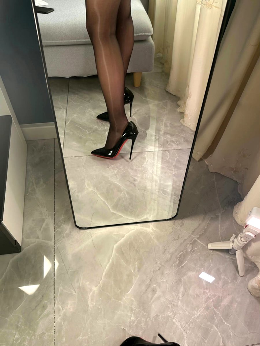 🧦 @0zitong 
#九尾紫瞳 
早上会想我吗？😘 https://t.co/RcDrWnJKYb