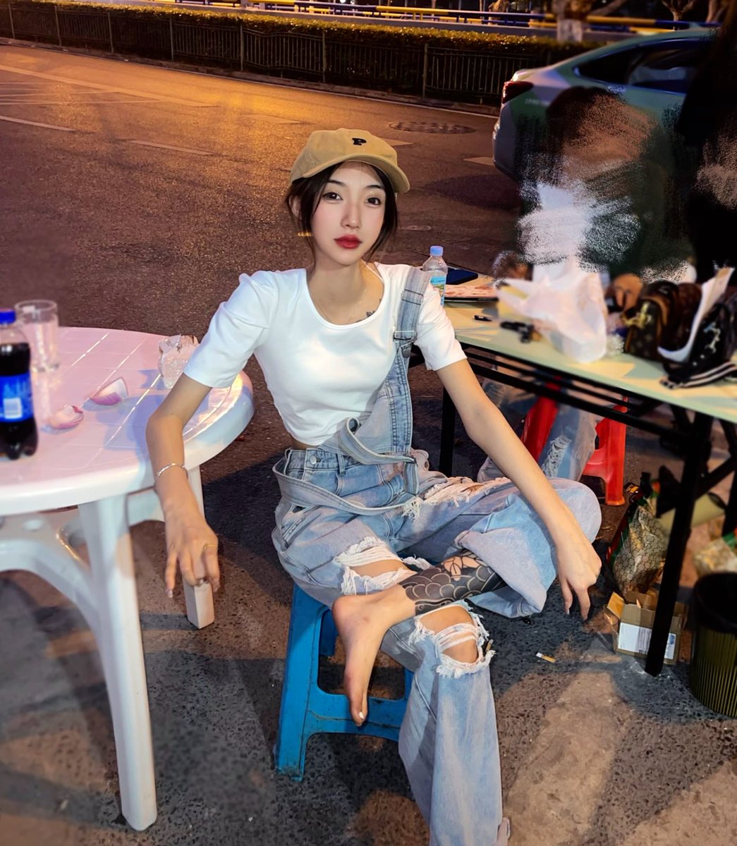 精神亲妈脚一露出来根本不需要犹豫，应该赶紧盯着脚一直看，用最快的速度自慰让自己早泄。

长期坚持这样，你就彻底变成一个看见纹身精神亲妈就会自动勃起崇拜的傻逼了！从此之后所有精神小妹都是你亲妈

刷到这条快点自觉开始训练。

#精神小妹 #无脑上供  #冤种  #舔狗  #洗脑 #奴下奴 #白给 https://t.co/5aEgnrtSmu