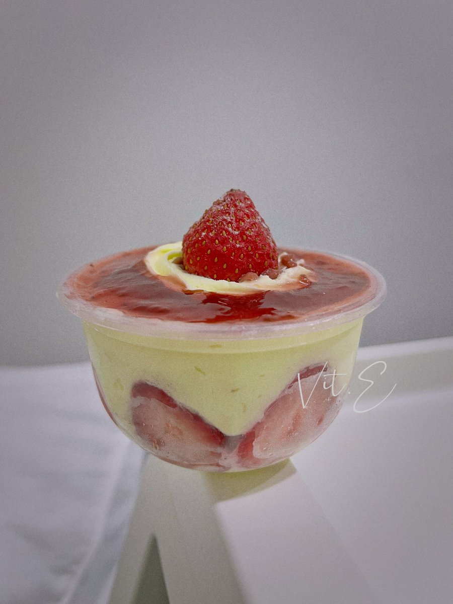 一看到就訂了10顆給部門組員🤤

冰在公司冰箱就被一堆人問
吃到的人都很喜歡💓
還好我有偷偷先留一個給自己
不然還真的搶不到(๑ ́ᄇ`๑)

#OL吃什麼 #草莓寶盒 

不是純卡士達（我不愛
這款味道有點奶酪感，奶香味比較濃、不甜不膩口🍓好喜(✽´ཫ`✽) https://t.co/pH5KdyYZqM