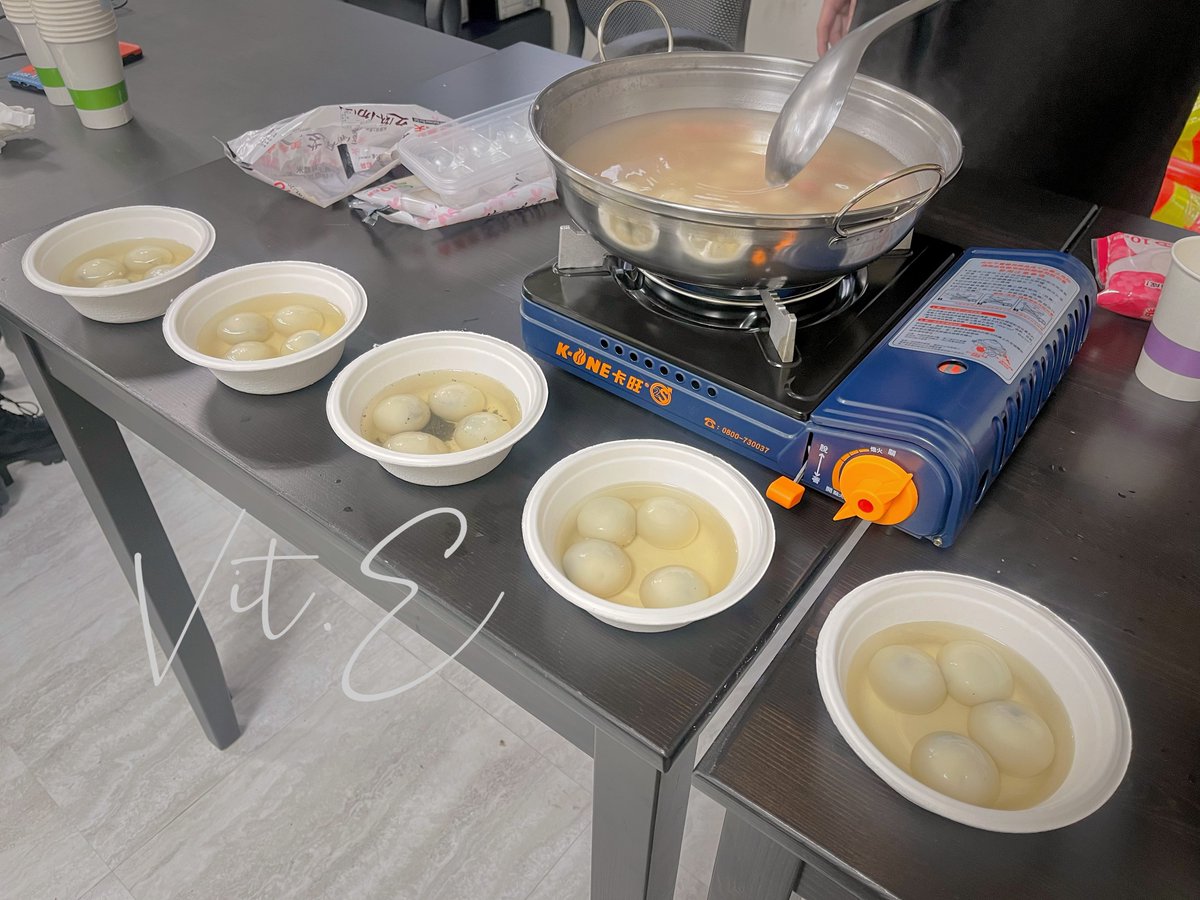 忘記今天冬至了
只好買來在辦公室煮湯圓給同事們吃🥹

#冬至 #湯圓 

這到底算薪水小偷還是康樂股長ʕ •ᴥ•ʔ https://t.co/s5z1fw6sNo