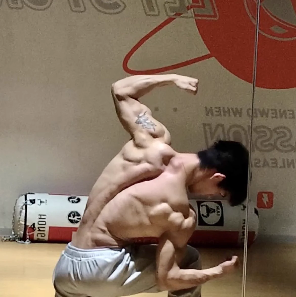 如何夸赞一个男生练的好 不妨说他练的像牛蛙 不过这张图真的很像牛蛙 哥是真喜欢 https://t.co/V10N0uRSsC