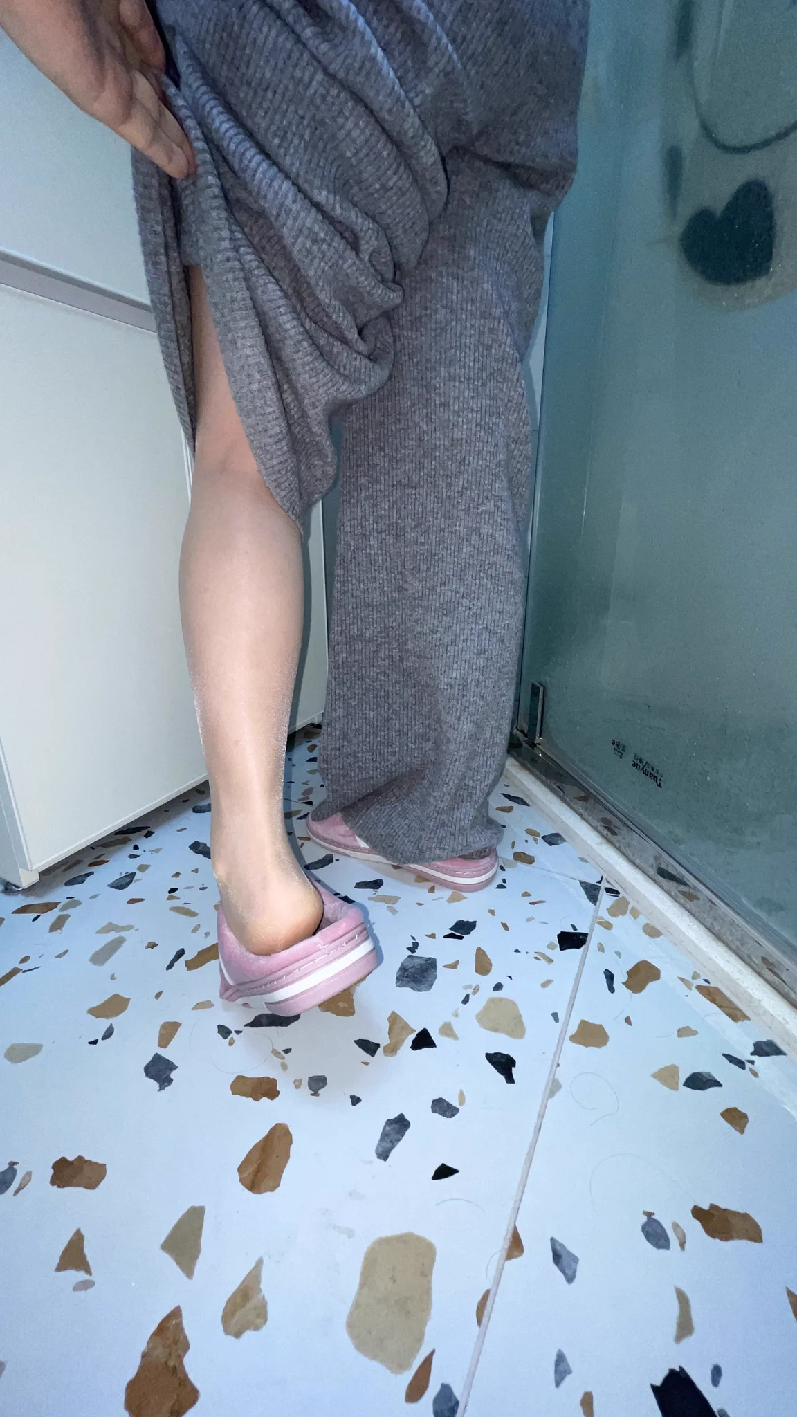 再冷的天，老婆贴身穿的依然是薄丝袜 https://t.co/R1OmTfDVVJ