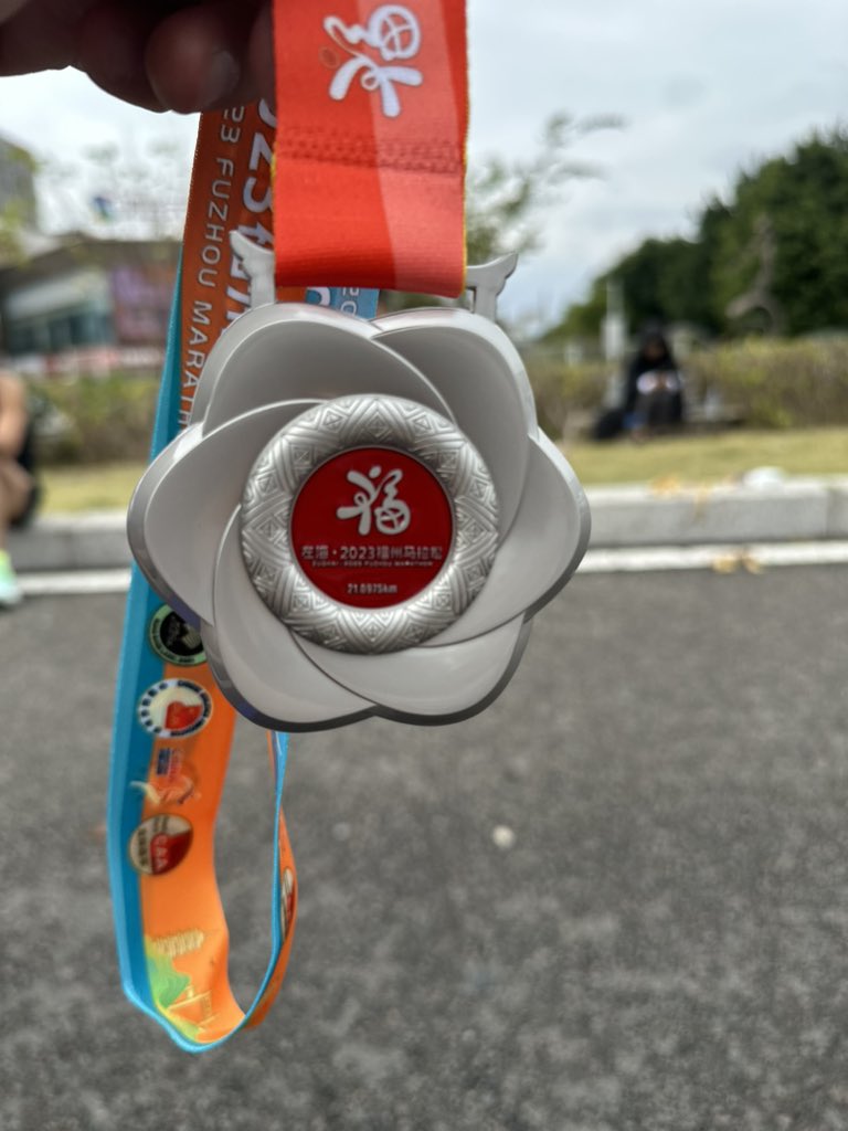 四年没有跑马了，差点坚持不下来，总算艰难完赛～～～ https://t.co/j0RFl13KcR