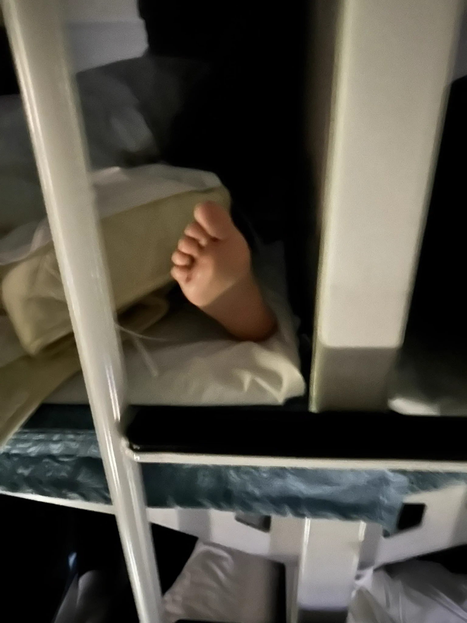 火车记录 师范学校大学生刚上车就脱鞋脱袜子上床了 粉色袜子在被子里 不敢拿 36码的脚很好看 #原味 #火车 #打胶 https://t.co/ybKifJP6yv