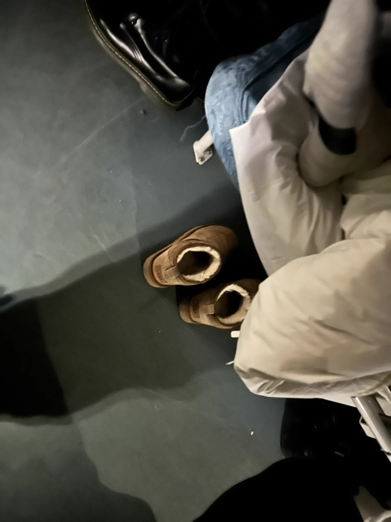 火车记录 师范学校大学生刚上车就脱鞋脱袜子上床了 粉色袜子在被子里 不敢拿 36码的脚很好看 #原味 #火车 #打胶 https://t.co/ybKifJP6yv