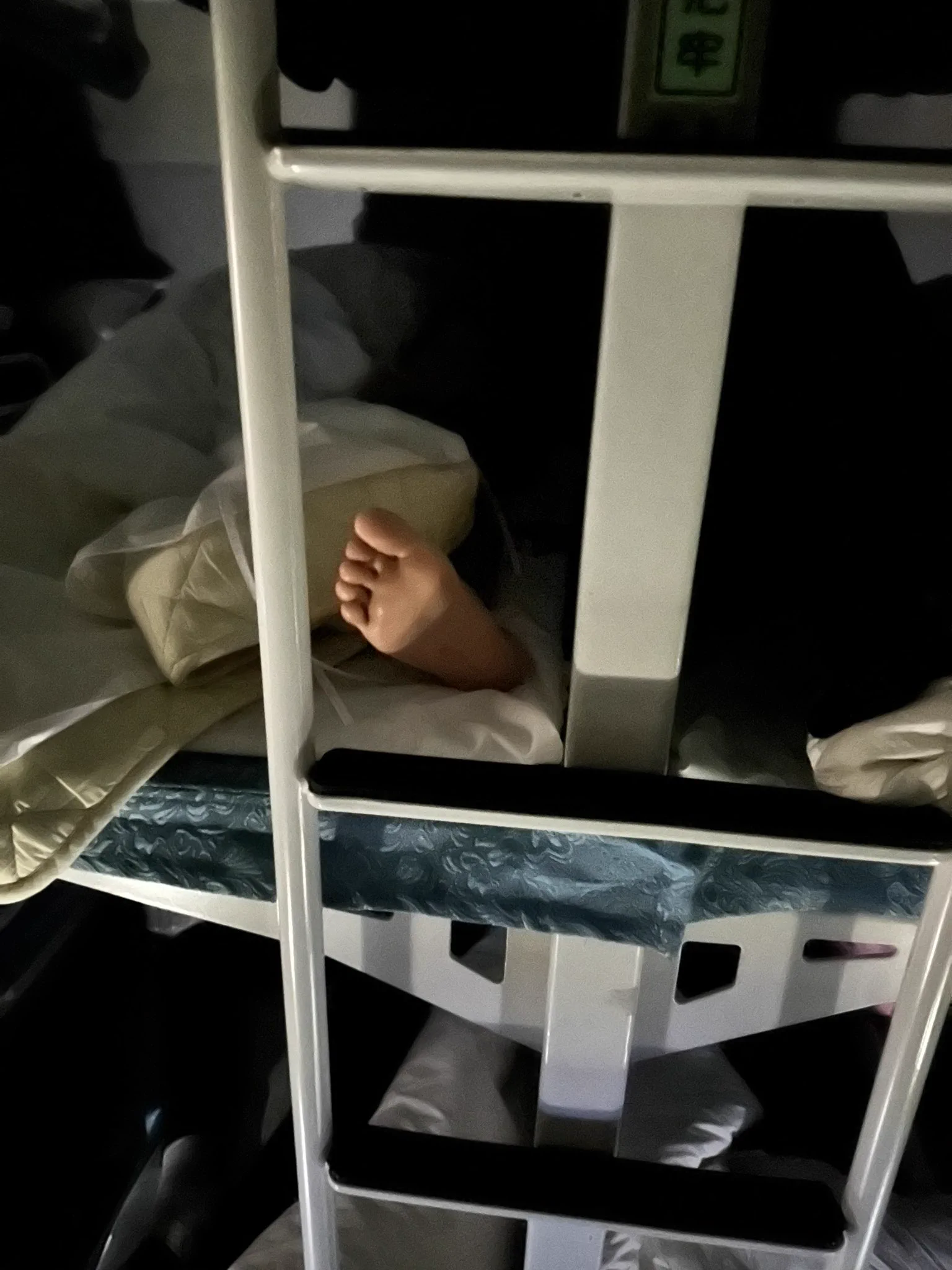 火车记录 师范学校大学生刚上车就脱鞋脱袜子上床了 粉色袜子在被子里 不敢拿 36码的脚很好看 #原味 #火车 #打胶 https://t.co/ybKifJP6yv