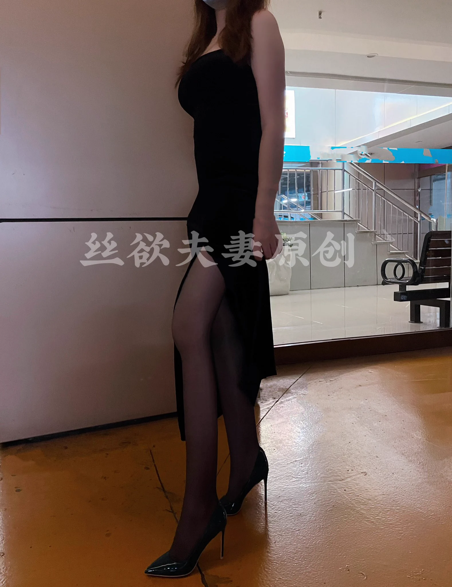 冬天遇到穿的这么少的美少妇，又丝袜高跟又不穿内裤，你还等什么？肯定一撩就跟你走啊😉 https://t.co/nL3RmvwtyI