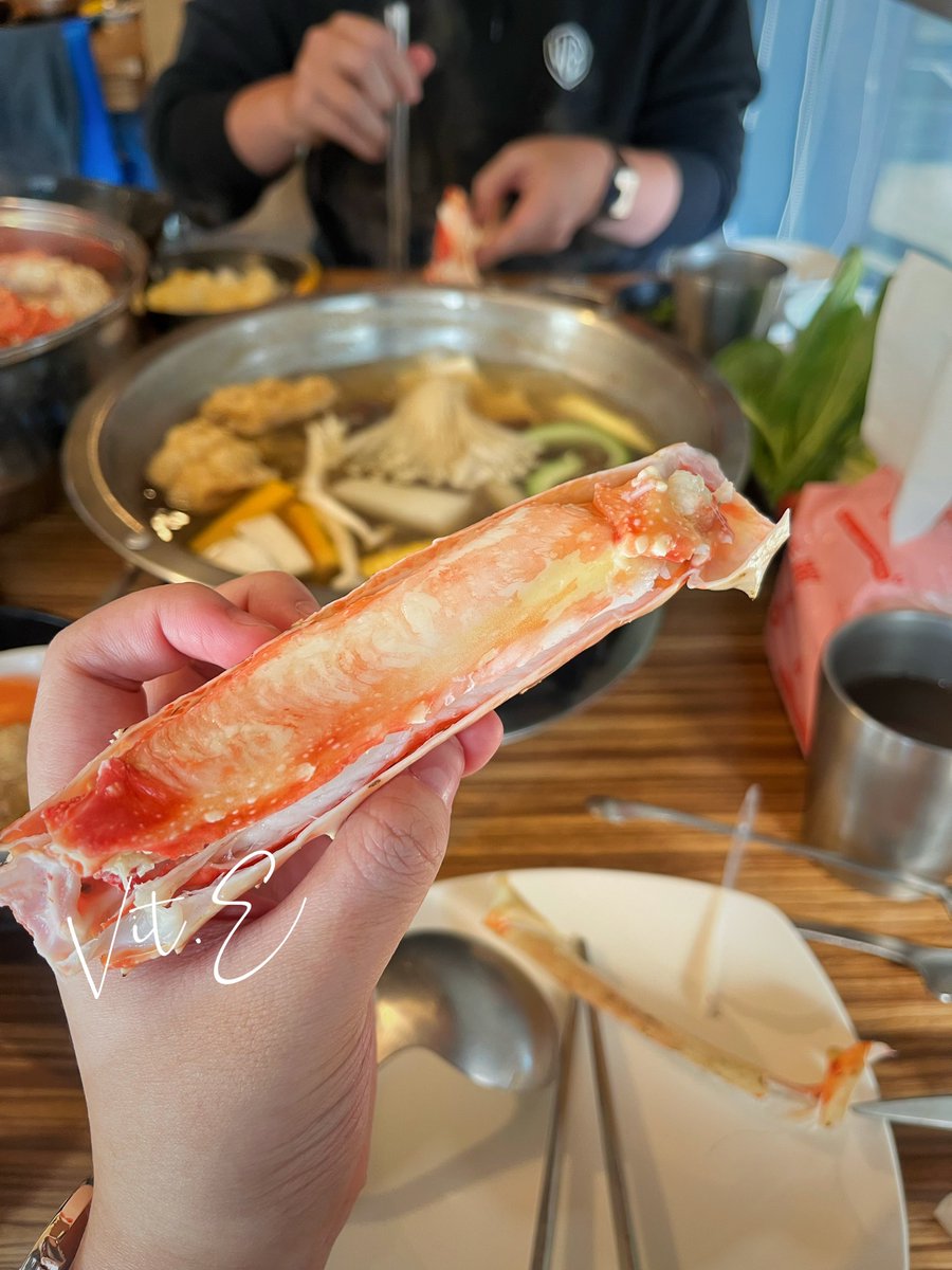 原本以為是去看演唱會的
結果午餐的活體帝王蟹跟波龍🦀️直接擊中我💘（捧心
害我差點以為自己只是順路去台中看五月天…

欸不是，搖滾區的五月天還是最讚啦🩵

#約飯系推主 #OL吃什麼 

圓夢系推主@owenlin87 再度發威
可惡，永遠都知道可以用什麼東西誘惑我出門_(:з」∠)_ https://t.co/81SxtDN5mc