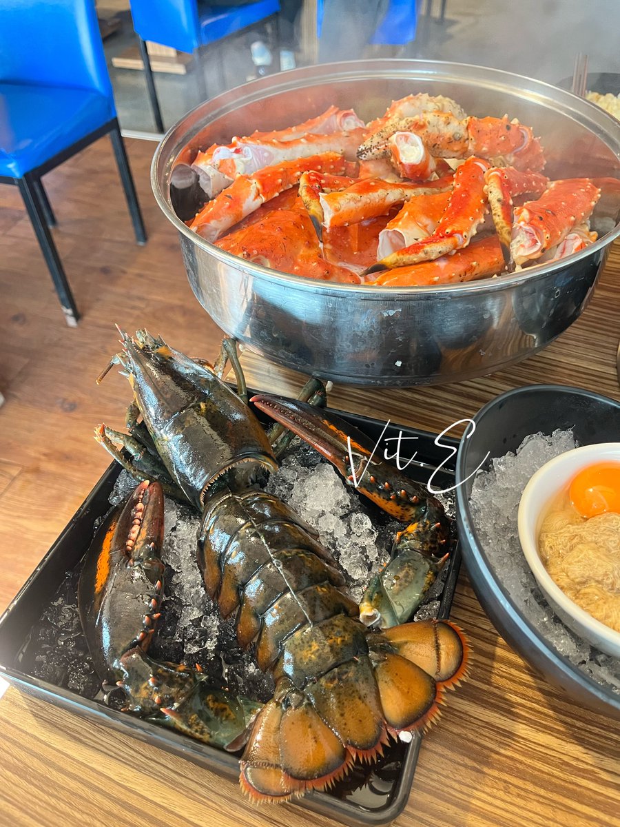 原本以為是去看演唱會的
結果午餐的活體帝王蟹跟波龍🦀️直接擊中我💘（捧心
害我差點以為自己只是順路去台中看五月天…

欸不是，搖滾區的五月天還是最讚啦🩵

#約飯系推主 #OL吃什麼 

圓夢系推主@owenlin87 再度發威
可惡，永遠都知道可以用什麼東西誘惑我出門_(:з」∠)_ https://t.co/81SxtDN5mc