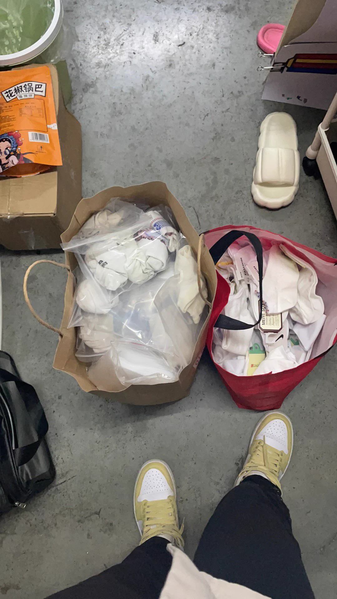 【寝室系列】还有小郑重新上线，最近发现私房有很多酒店盗摄…很多都是女孩穿着白袜和男孩xxoo。感觉白袜的流行趋势已经超过黑丝。并且特别喜欢女孩穿的那种没几天的新白袜的感觉。甚至开始对起球、磨损过度的白袜无感。最好是新袜的清香和少女的气息与鞋里微微的汗味。加在一起的感觉🥹🥹💦 https://t.co/gGkKocA30N