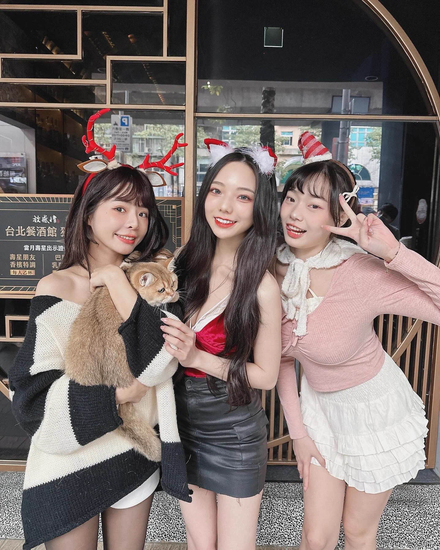 聖誕交換禮物活動成功🎁🎉🎄謝謝來參與的啾娃寶寶們，這是我這輩子第一次自己辦交換禮物大概也是我今年唯一一場交換禮物💝謝謝你們給我2023美好的聖誕回憶⛄️晚點TikTok 小號開播拆禮物～～https://t.co/waHavqcCQr謝謝小閣樓讓我包場❤️準備的小點超級好吃😋大家全部吃光光一個不剩🤣🤣🤣 https://t.co/cEiR02GOIk