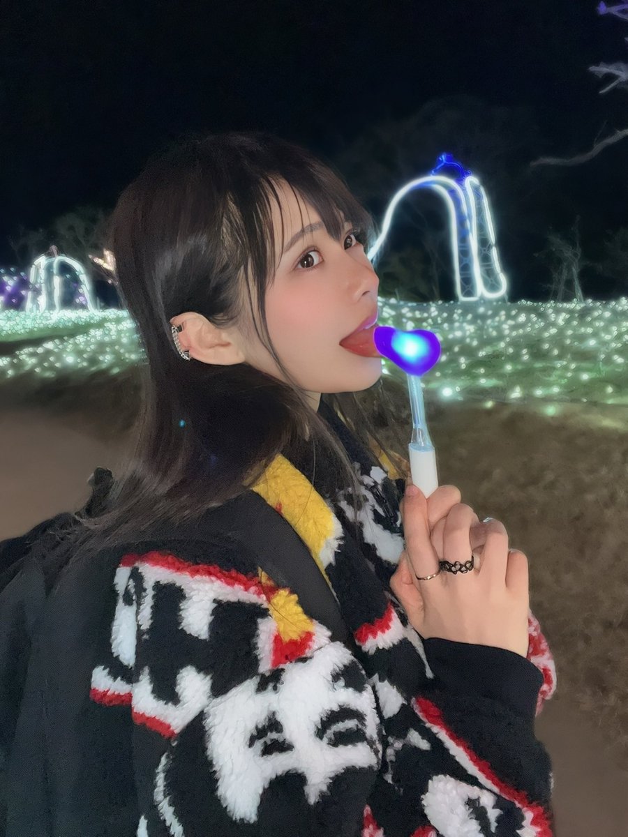 地球外物体を舐めている👽 https://t.co/0qFaapmh53