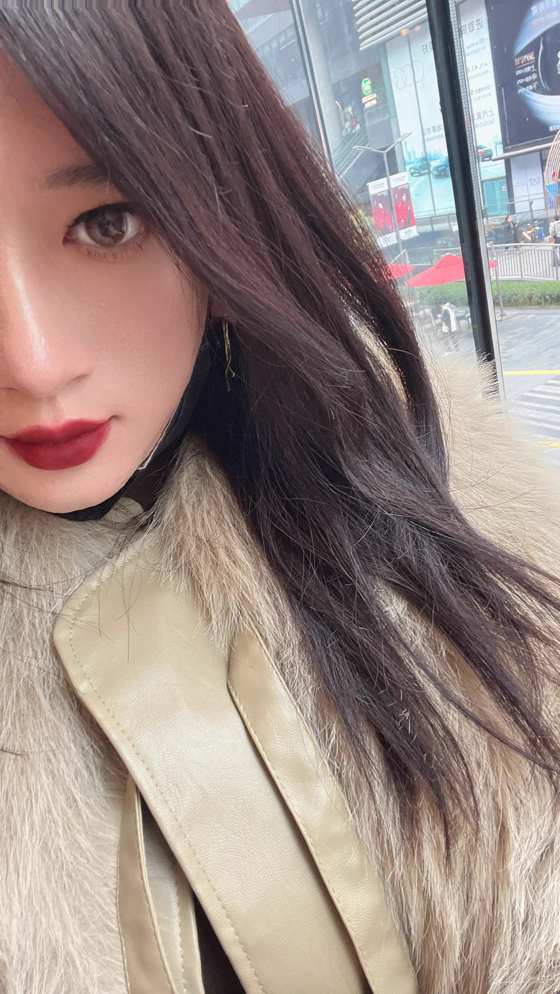 我自己都不相信我长这样，美颜相机看看就好，不过这个裙子该光腿穿才好看，美美的一天，开心 https://t.co/Nwaj5iUlZu
