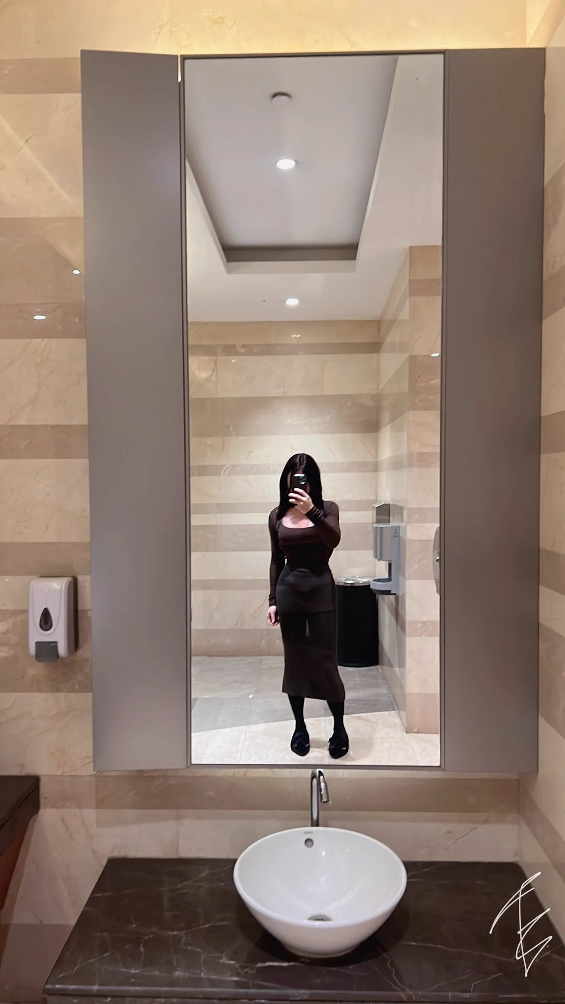 我自己都不相信我长这样，美颜相机看看就好，不过这个裙子该光腿穿才好看，美美的一天，开心 https://t.co/Nwaj5iUlZu
