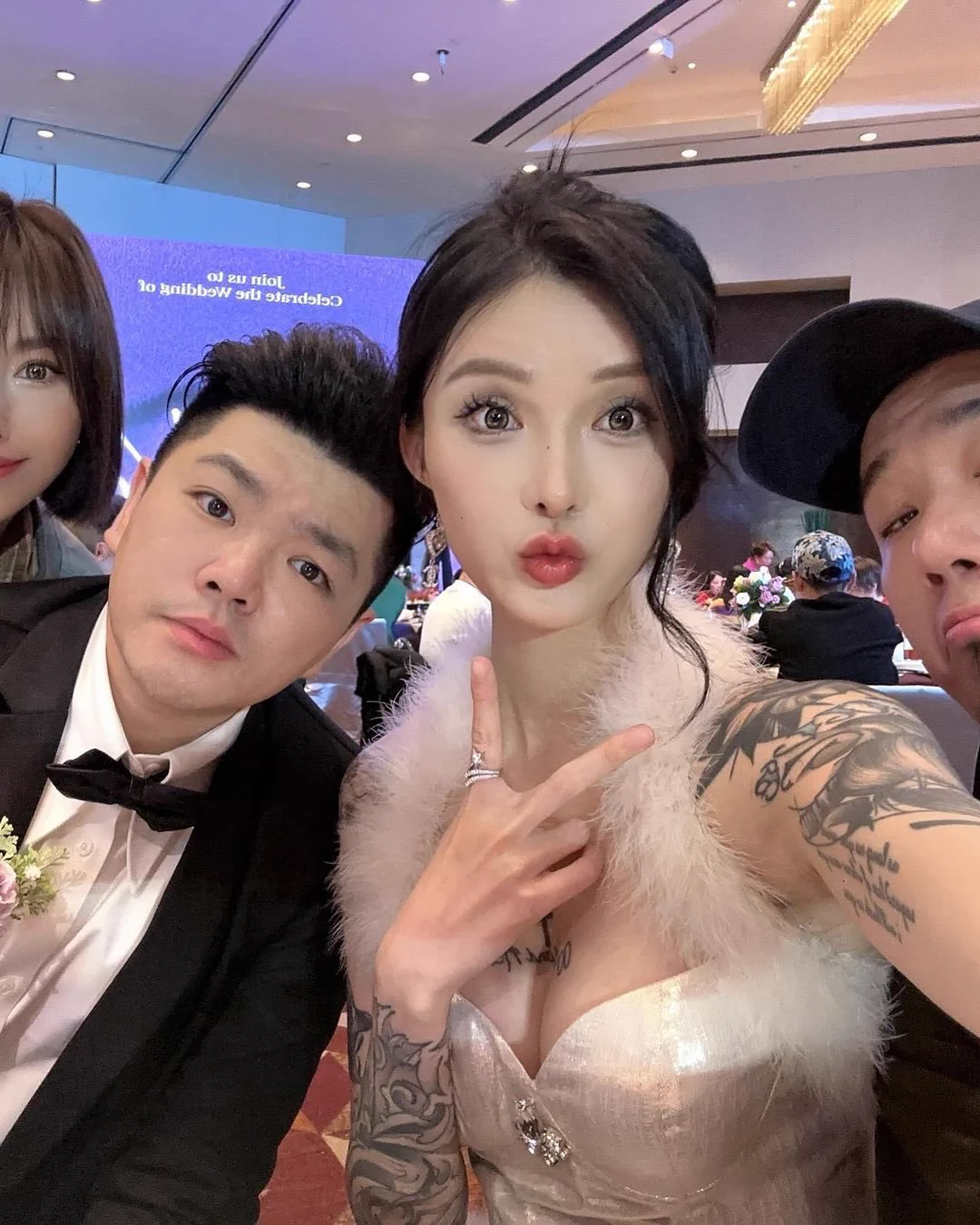 宝贝幸福快乐！新婚快乐！又是别人爱情落泪的一天！我真的太蠢了 饮新抱茶的时候结婚了的要给红包我以为大家都要给！我就把我收的红包给出去了！后来才知道是结了婚才要给🥲可是美女宝宝后来还是给我红包了！希望明年可以上岸啊哈哈哈哈！ https://t.co/a0SeRvojLT