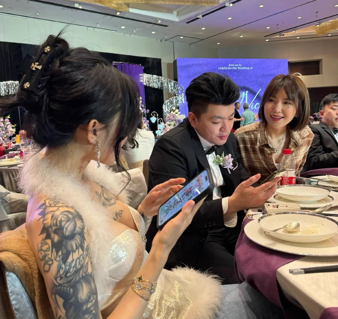 宝贝幸福快乐！新婚快乐！又是别人爱情落泪的一天！我真的太蠢了 饮新抱茶的时候结婚了的要给红包我以为大家都要给！我就把我收的红包给出去了！后来才知道是结了婚才要给🥲可是美女宝宝后来还是给我红包了！希望明年可以上岸啊哈哈哈哈！ https://t.co/a0SeRvojLT
