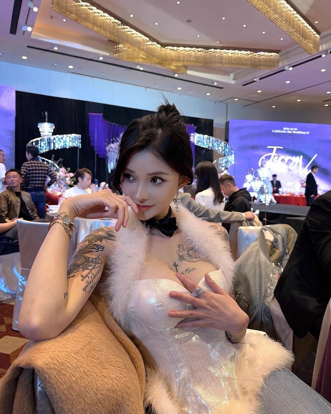 宝贝幸福快乐！新婚快乐！又是别人爱情落泪的一天！我真的太蠢了 饮新抱茶的时候结婚了的要给红包我以为大家都要给！我就把我收的红包给出去了！后来才知道是结了婚才要给🥲可是美女宝宝后来还是给我红包了！希望明年可以上岸啊哈哈哈哈！ https://t.co/a0SeRvojLT