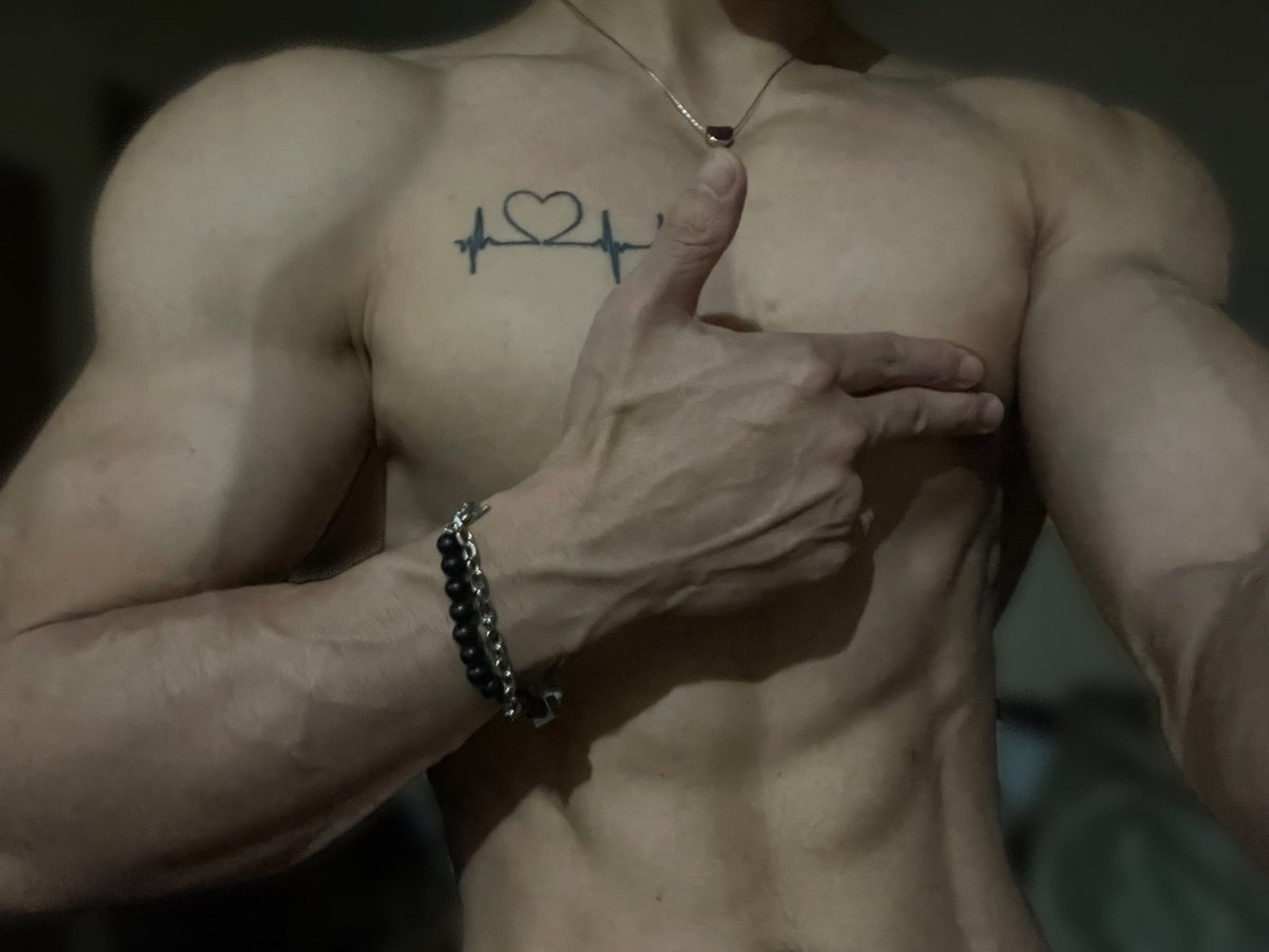 不妨一开始就打直球呢

反正聊到最后都是看看腹肌 https://t.co/ywWRdZ7fET