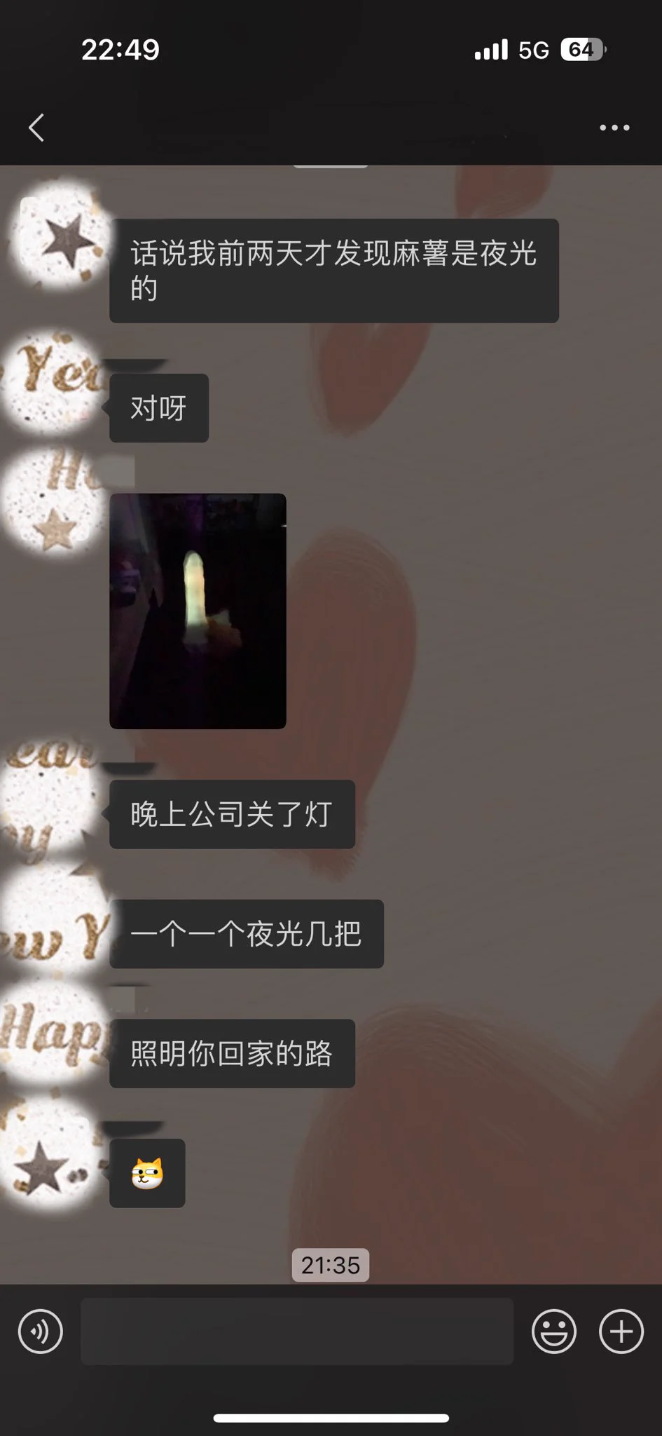工作室的小伙伴发现了夜光麻薯白天吸光后晚上特别亮，像他妈个夜光灯，我也没想到可以那么亮，惊了 ​​​。以后晚上回家我必须带一个，可以打人可以照光还可以偷偷爽？ https://t.co/83TL7ihWF3
