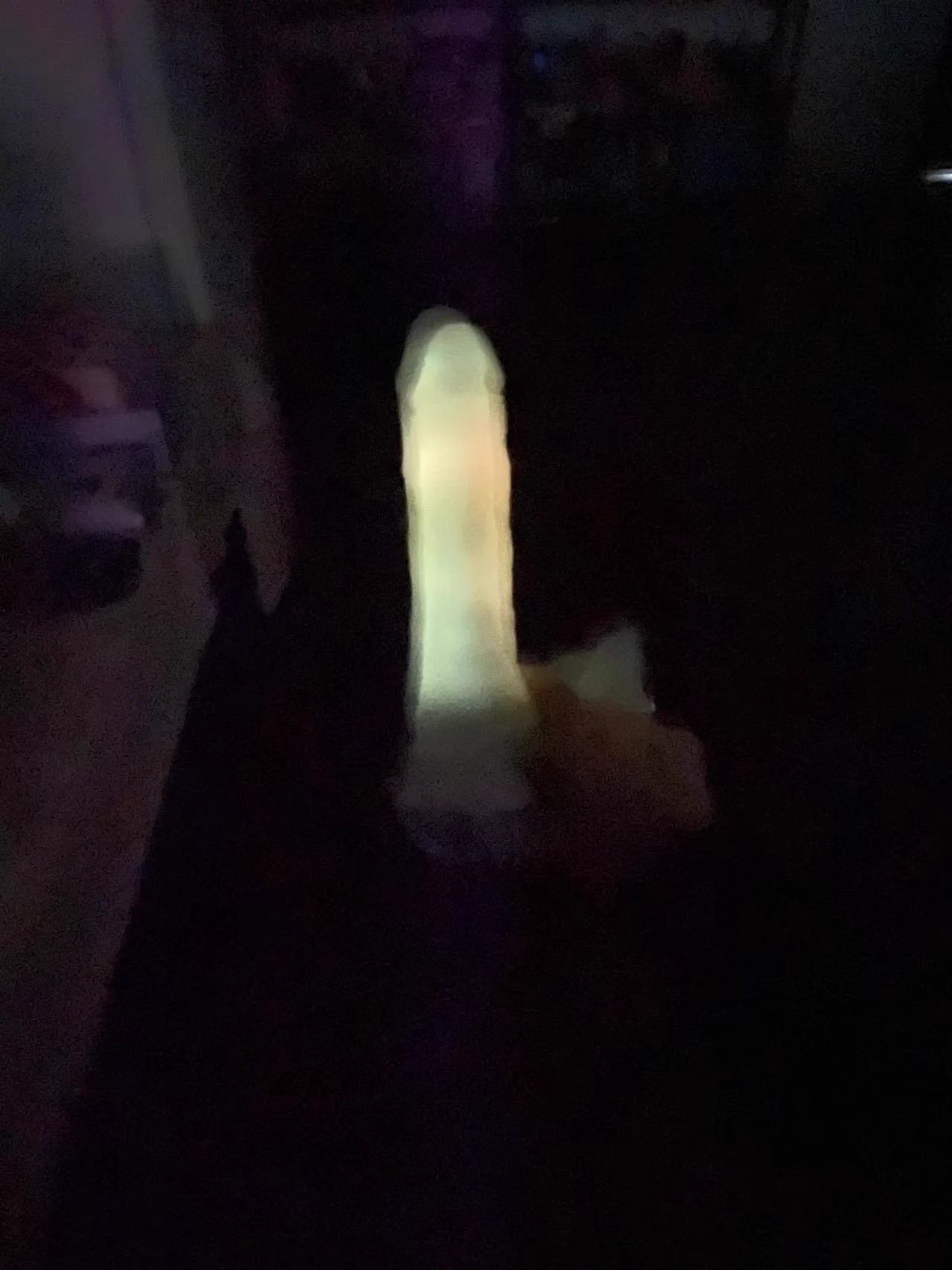 工作室的小伙伴发现了夜光麻薯白天吸光后晚上特别亮，像他妈个夜光灯，我也没想到可以那么亮，惊了 ​​​。以后晚上回家我必须带一个，可以打人可以照光还可以偷偷爽？ https://t.co/83TL7ihWF3