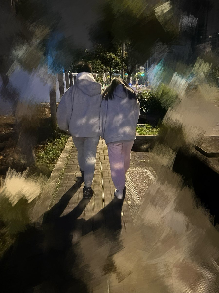 可撥仔只能跟在我弟和他女朋友後面去看煙火== https://t.co/f5eEHMPERv