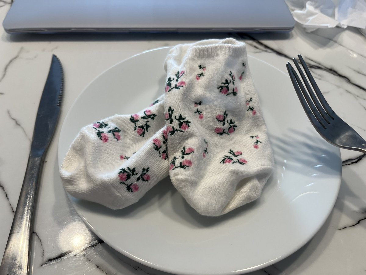 第一次街要的白袜，一直在封存。早餐拿出来品尝一下吧。谁能想到街上擦肩而过女孩脚上白色的碎花小袜，如今出现在我早餐的盘中 https://t.co/FLQLRReG2N