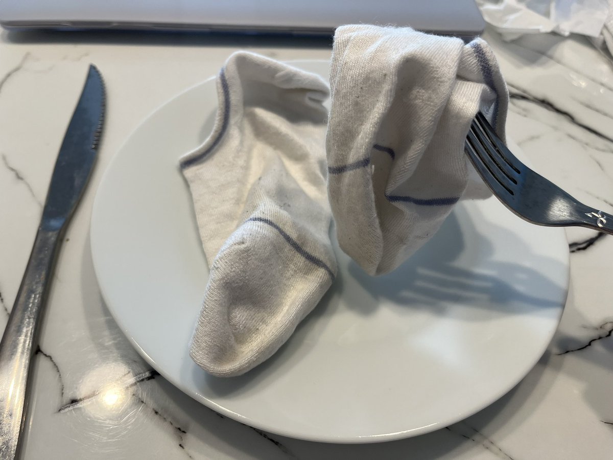 第一次街要的白袜，一直在封存。早餐拿出来品尝一下吧。谁能想到街上擦肩而过女孩脚上白色的碎花小袜，如今出现在我早餐的盘中 https://t.co/FLQLRReG2N