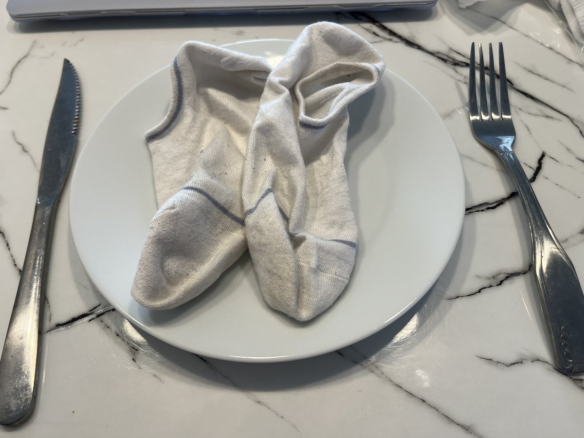 第一次街要的白袜，一直在封存。早餐拿出来品尝一下吧。谁能想到街上擦肩而过女孩脚上白色的碎花小袜，如今出现在我早餐的盘中 https://t.co/FLQLRReG2N