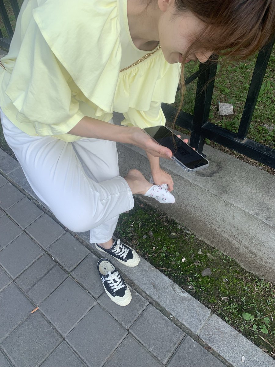 第一次街要的白袜，一直在封存。早餐拿出来品尝一下吧。谁能想到街上擦肩而过女孩脚上白色的碎花小袜，如今出现在我早餐的盘中 https://t.co/FLQLRReG2N