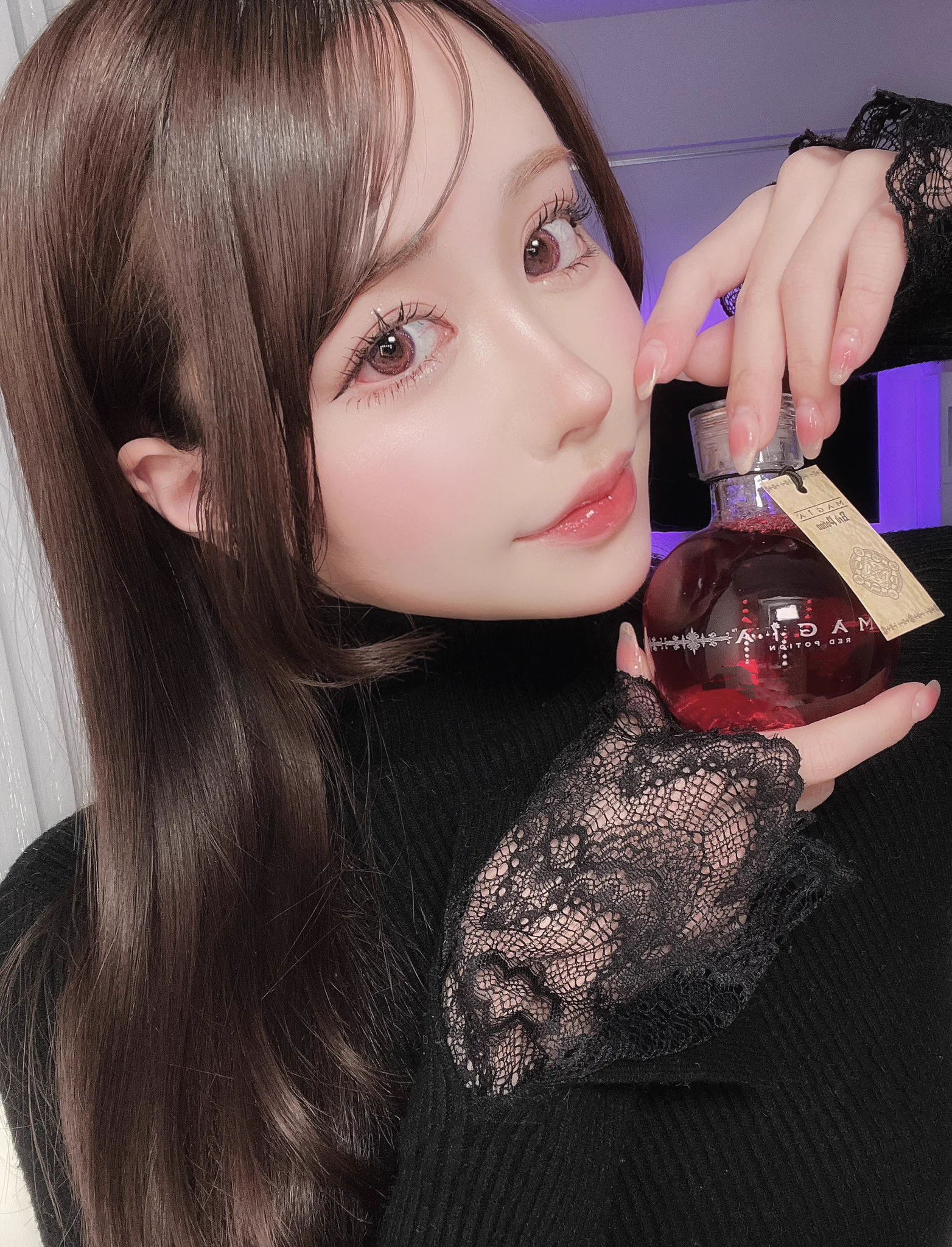 えなこりんがイメージモデルを務めコミケでもブース出店していた『MAGIA』のポーション化粧水をご提供頂きました😳💓見た目が可愛くお部屋に飾りたいビジュアル✨使用感はさっぱりしていて男女共に使いやすく保湿力もさっぱりしてるのにあります😳私は朝はさっぱりした化粧水を求めていたのでぴったりでした💕💙セラミド3種、ナイアシンアミド→保湿力💚CICA、グリチルリチン酸ジカリウム→肌荒れ改善❤️ビタミンC誘導体、ナイアシンアミド→毛穴やくすみ改善成分も申し分なく含まれていて見た目が可愛いだけじゃないです✨ヨドバシやアニメイトでご購入できるみたいなので是非お試しください💓#MAGIA #ポーション化粧水　#PR